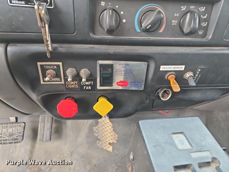 image for item EQ3672 2000 Ford  F750 utility / service truck