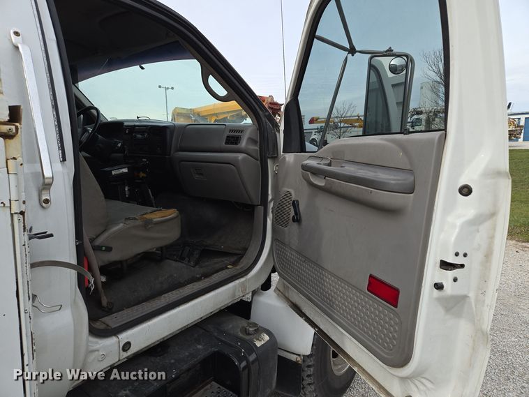 image for item EQ3672 2000 Ford  F750 utility / service truck