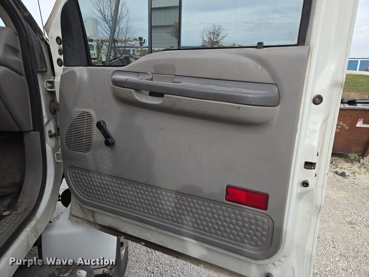 image for item EQ3672 2000 Ford  F750 utility / service truck