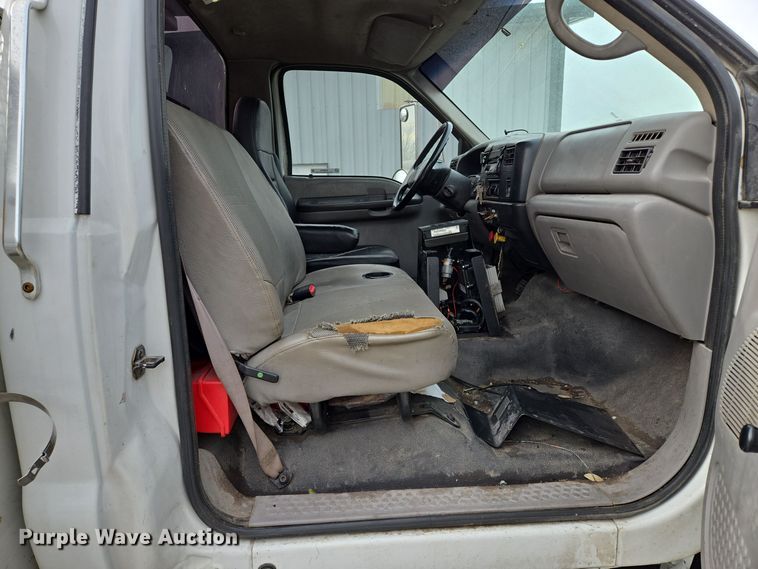 image for item EQ3672 2000 Ford  F750 utility / service truck