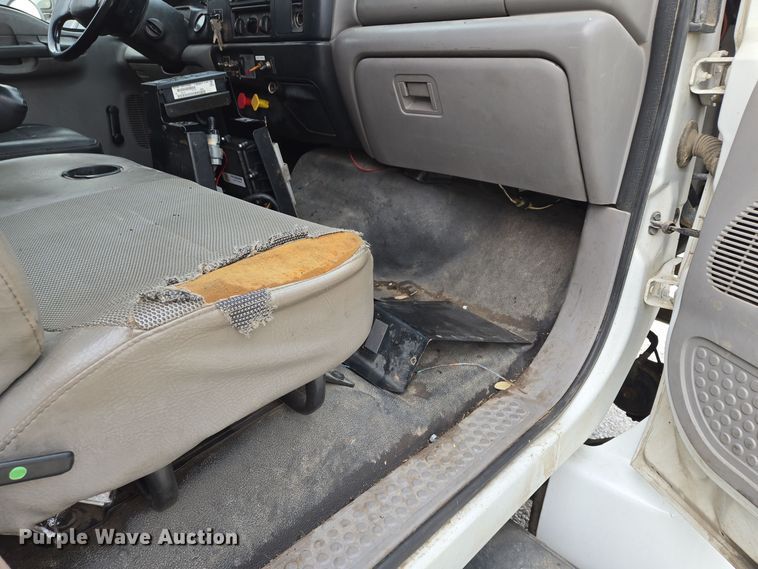 image for item EQ3672 2000 Ford  F750 utility / service truck