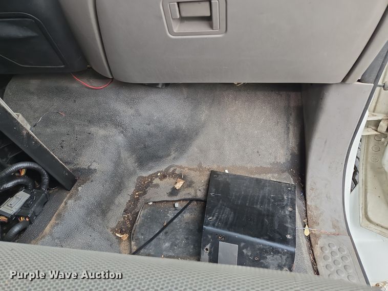 image for item EQ3672 2000 Ford  F750 utility / service truck