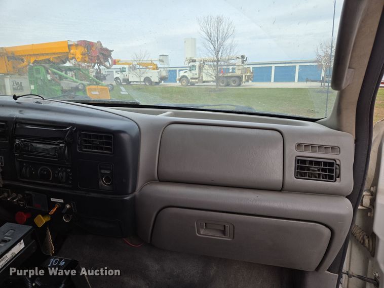 image for item EQ3672 2000 Ford  F750 utility / service truck