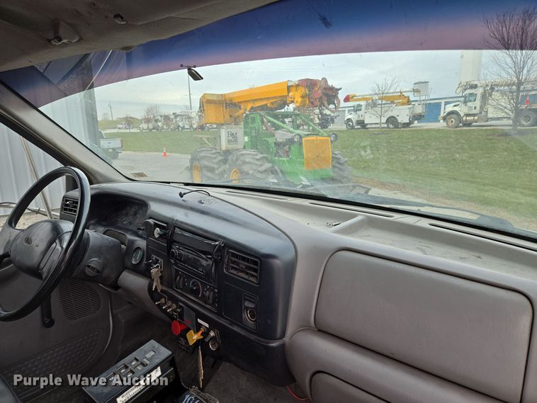 image for item EQ3672 2000 Ford  F750 utility / service truck