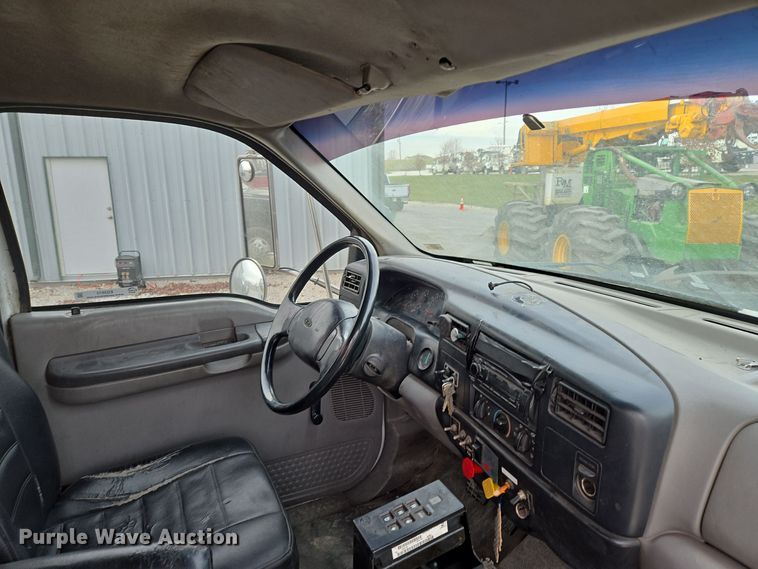 image for item EQ3672 2000 Ford  F750 utility / service truck