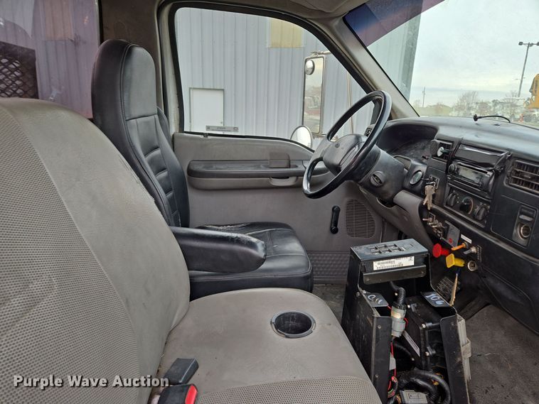 image for item EQ3672 2000 Ford  F750 utility / service truck