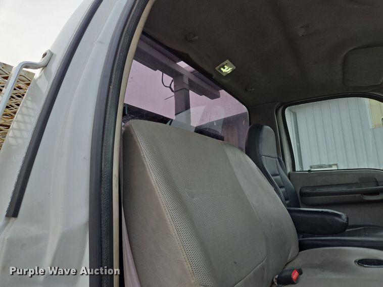 image for item EQ3672 2000 Ford  F750 utility / service truck