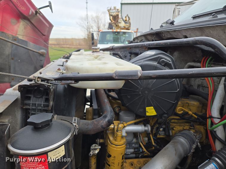 image for item EQ3672 2000 Ford  F750 utility / service truck