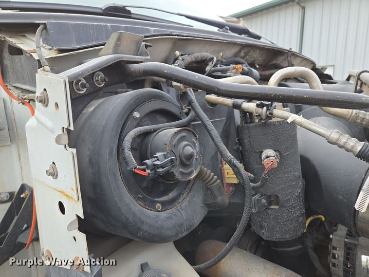 image for item EQ3672 2000 Ford  F750 utility / service truck