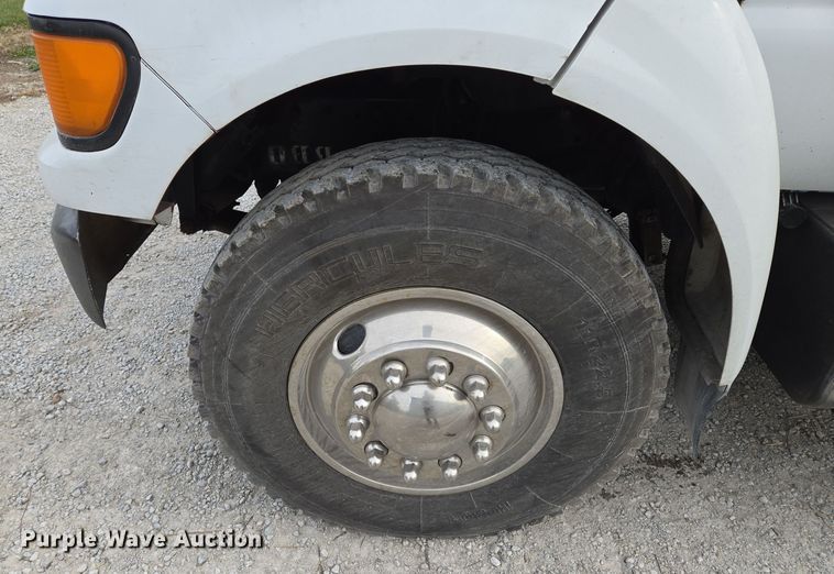 image for item EQ3672 2000 Ford  F750 utility / service truck