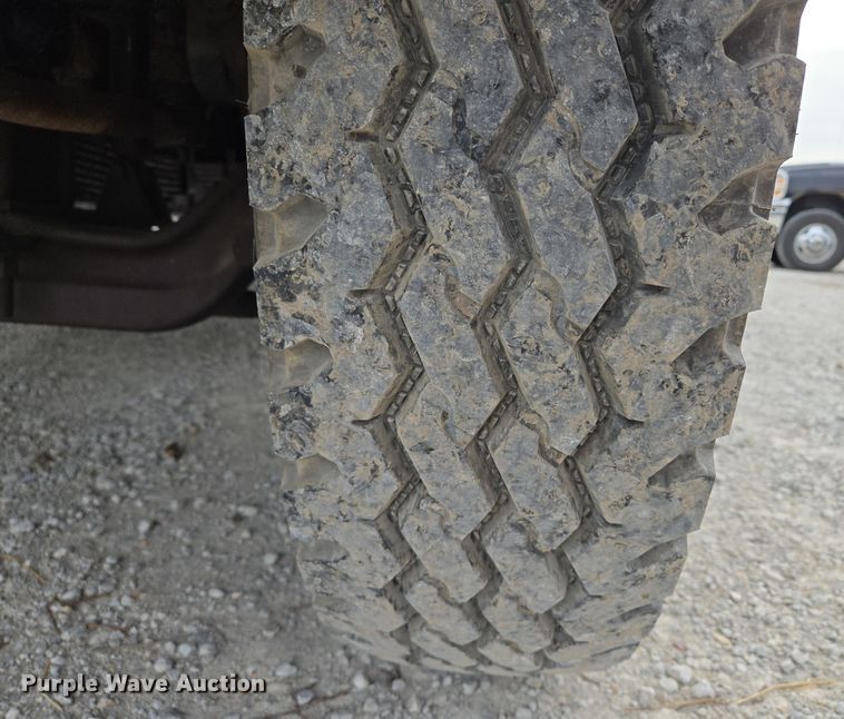 image for item EQ3672 2000 Ford  F750 utility / service truck