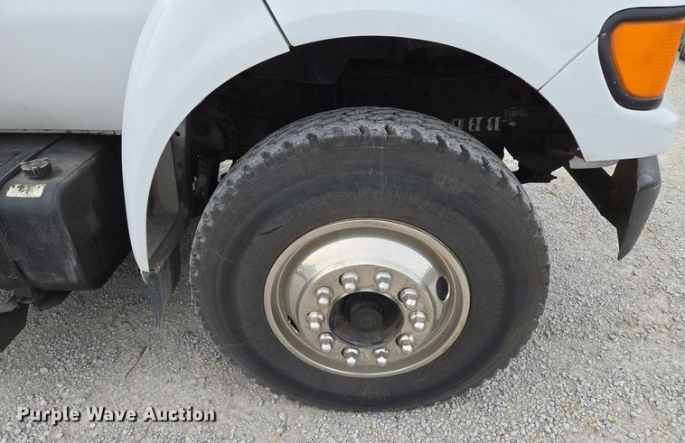 image for item EQ3672 2000 Ford  F750 utility / service truck