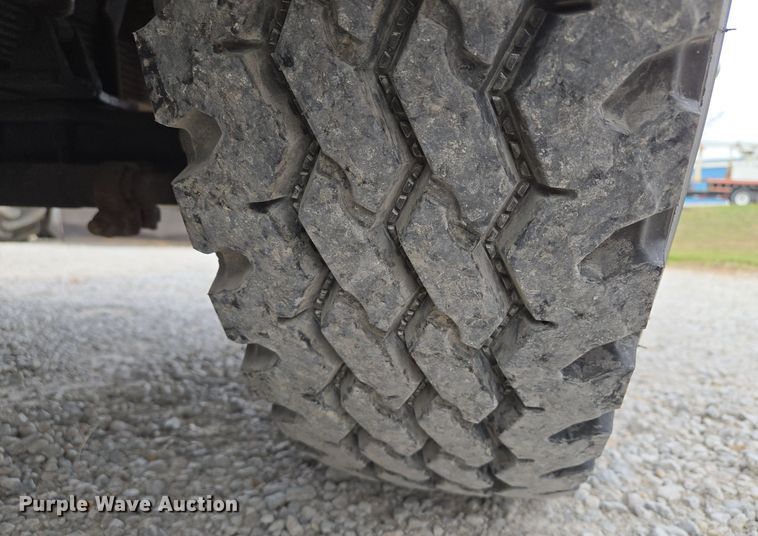 image for item EQ3672 2000 Ford  F750 utility / service truck