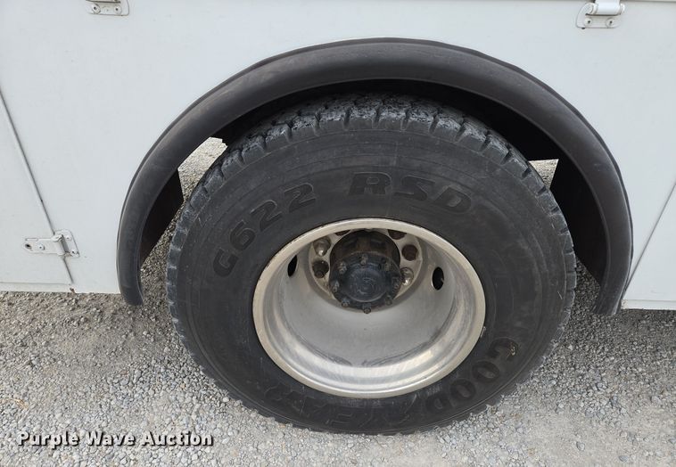 image for item EQ3672 2000 Ford  F750 utility / service truck