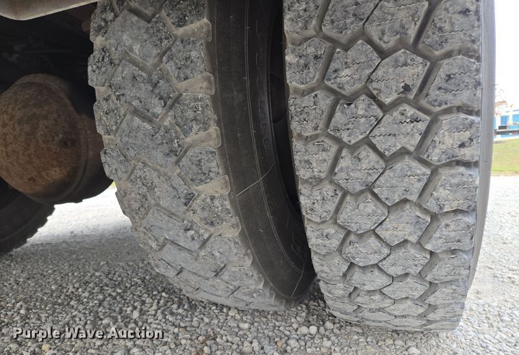 image for item EQ3672 2000 Ford  F750 utility / service truck