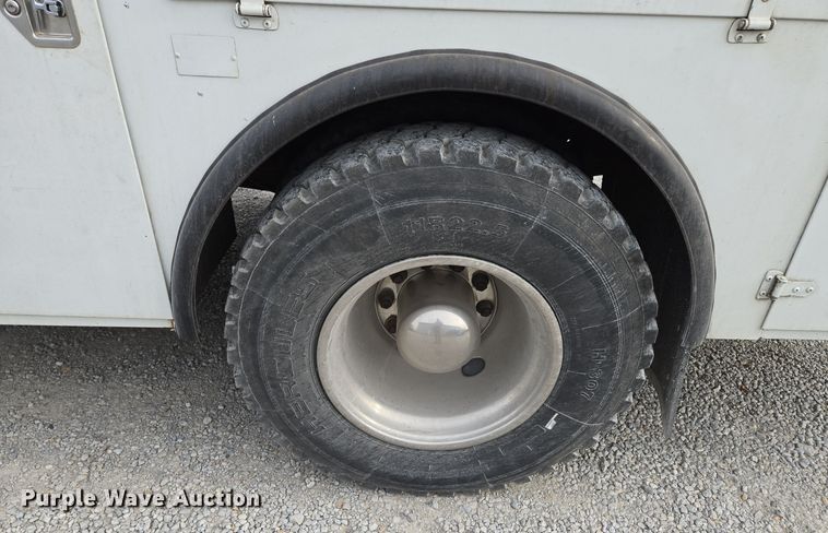 image for item EQ3672 2000 Ford  F750 utility / service truck