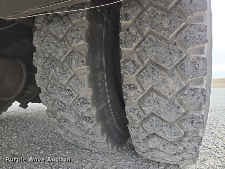 image for item EQ3672 2000 Ford  F750 utility / service truck