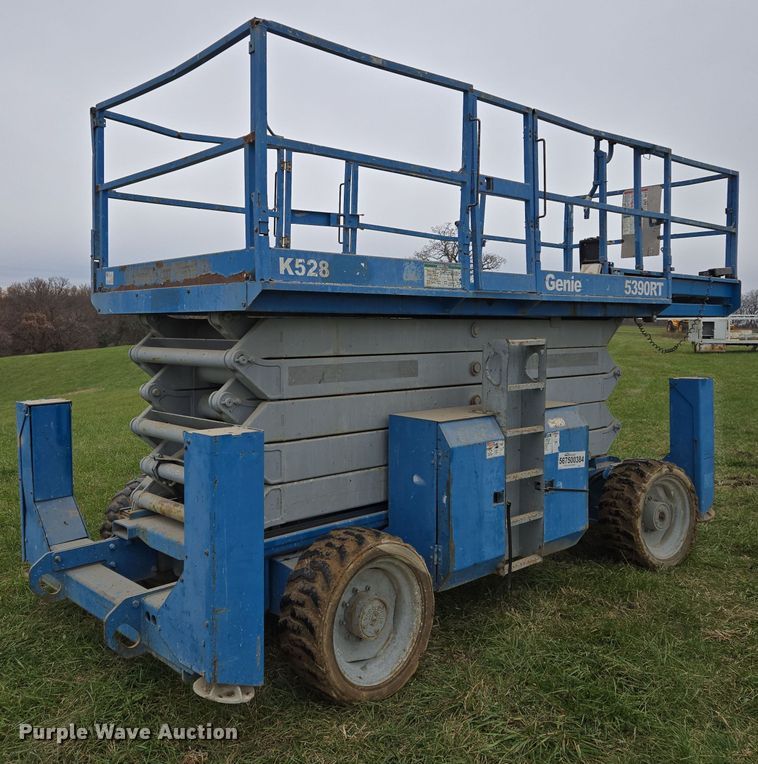 image for item EQ3680 2004 Genie  5390RT scissor lift
