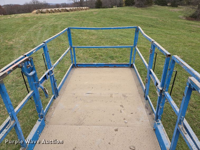 image for item EQ3680 2004 Genie  5390RT scissor lift