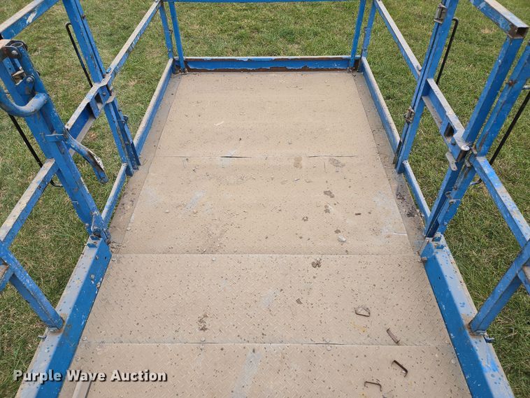 image for item EQ3680 2004 Genie  5390RT scissor lift