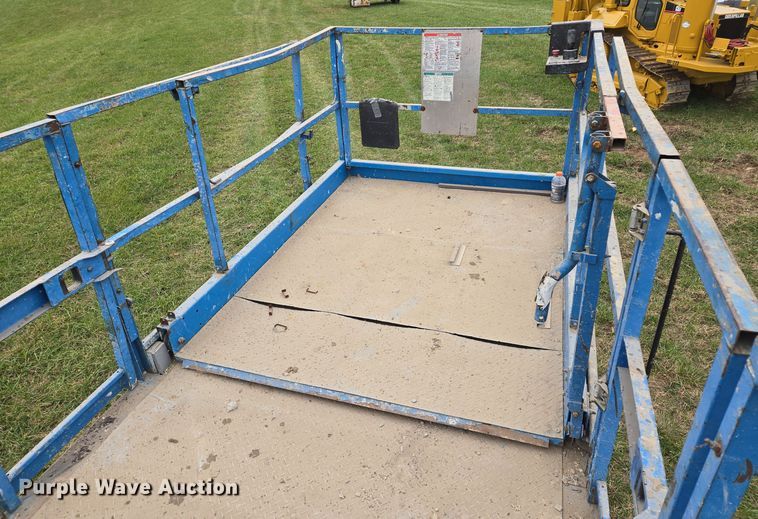 image for item EQ3680 2004 Genie  5390RT scissor lift