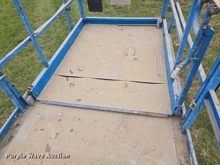 image for item EQ3680 2004 Genie  5390RT scissor lift