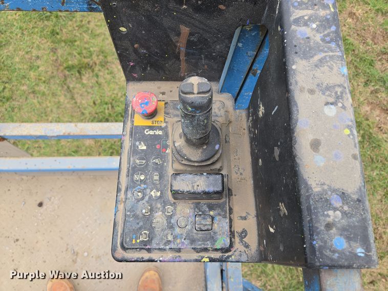 image for item EQ3680 2004 Genie  5390RT scissor lift