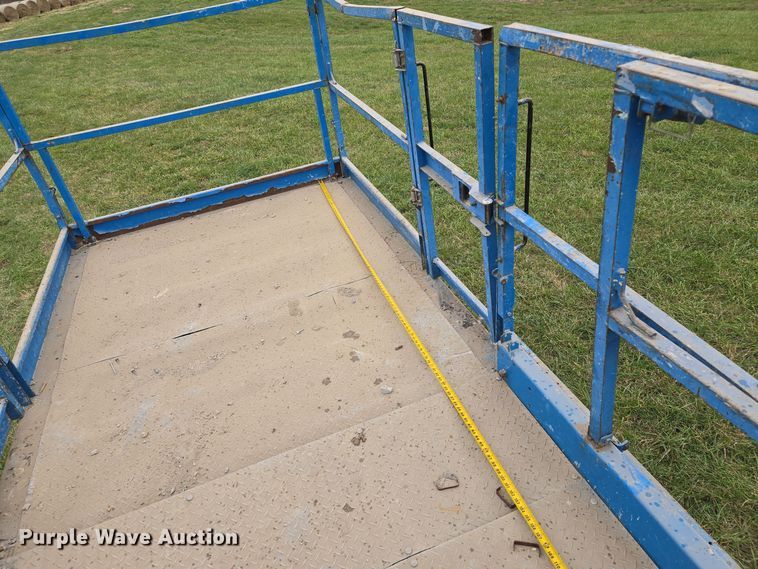 image for item EQ3680 2004 Genie  5390RT scissor lift