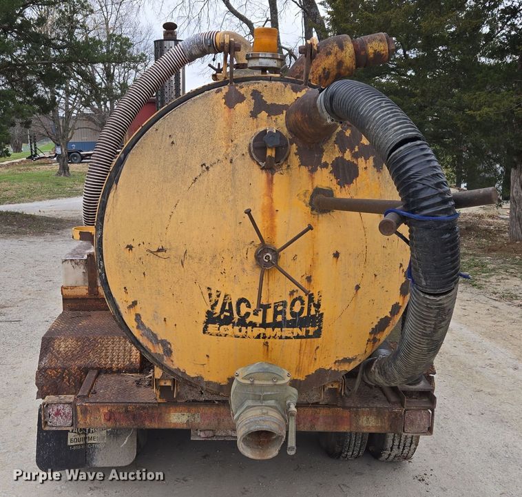 image for item EQ3683 Vac-Tron PMD-800 vacuum trailer