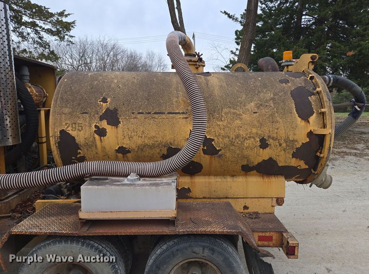 image for item EQ3683 Vac-Tron PMD-800 vacuum trailer