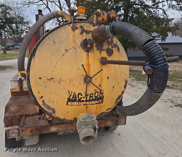 image for item EQ3683 Vac-Tron PMD-800 vacuum trailer