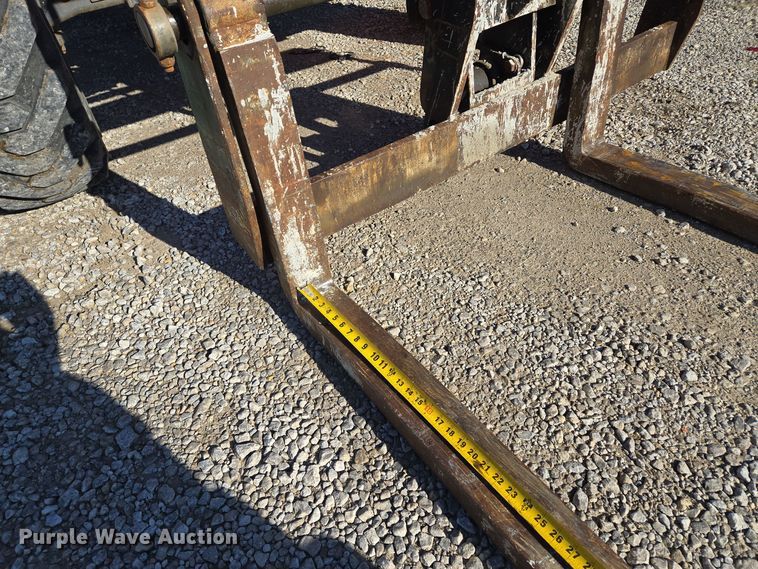 image for item EQ3686 2006 Sky Trak 8042 telehandler