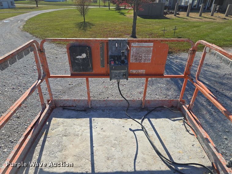 image for item EQ3687 2007 JLG 4394RT scissor lift