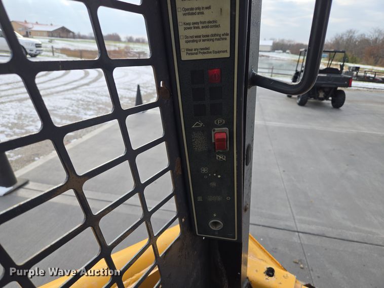 image for item EQ3692 2008 Mustang  2066 skid steer loader