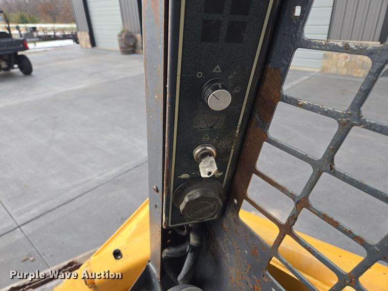 image for item EQ3692 2008 Mustang  2066 skid steer loader