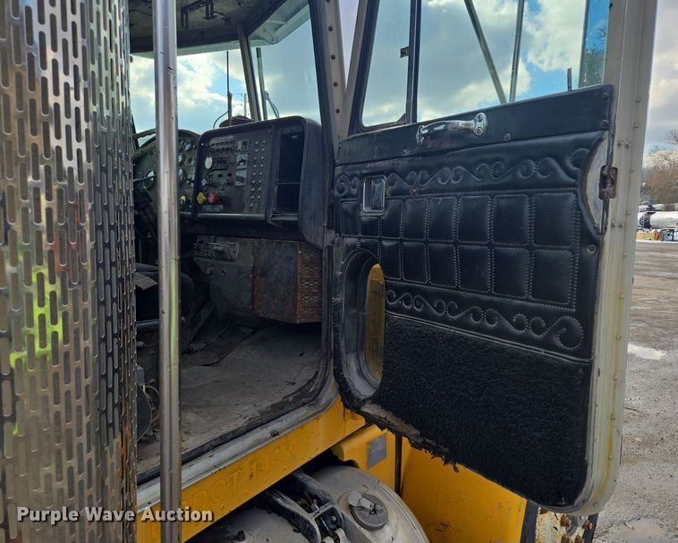 image for item EQ3695 1984 Peterbilt  382 semi truck