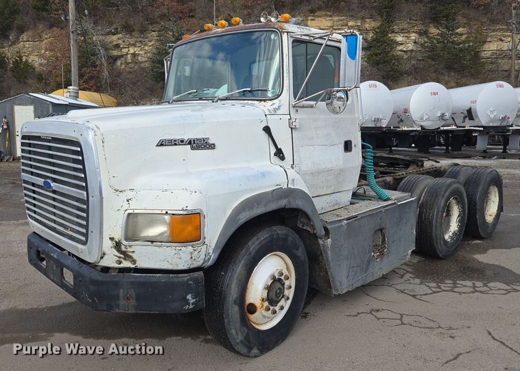 image for item EQ3697 1993 Ford Aeromax  L9000 semi truck