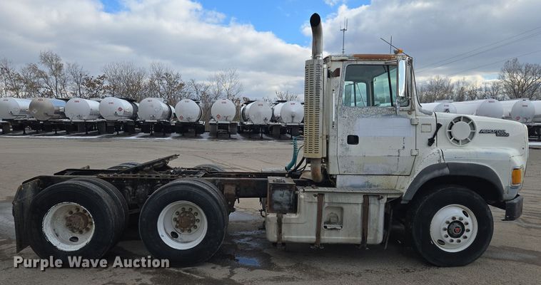 image for item EQ3697 1993 Ford Aeromax  L9000 semi truck