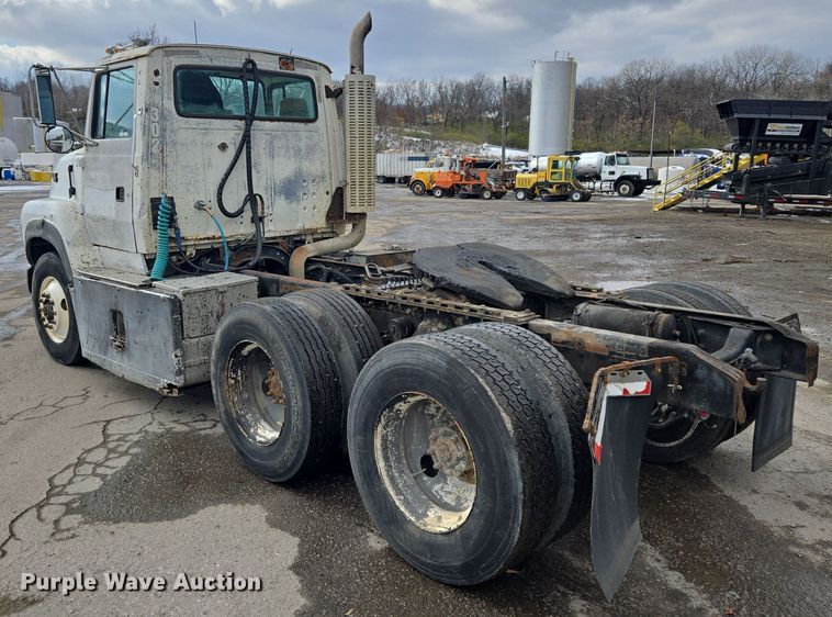 image for item EQ3697 1993 Ford Aeromax  L9000 semi truck
