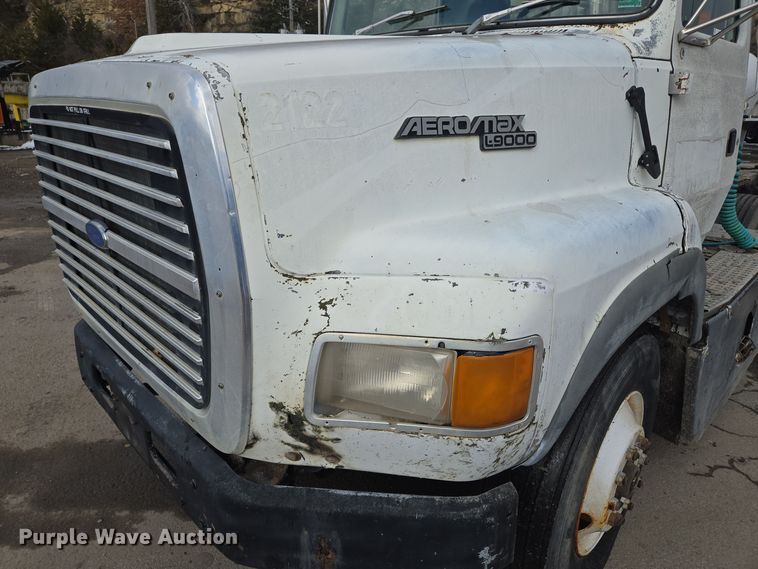 image for item EQ3697 1993 Ford Aeromax  L9000 semi truck