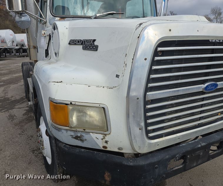 image for item EQ3697 1993 Ford Aeromax  L9000 semi truck