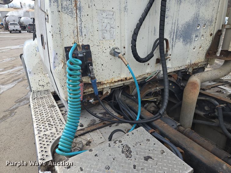 image for item EQ3697 1993 Ford Aeromax  L9000 semi truck