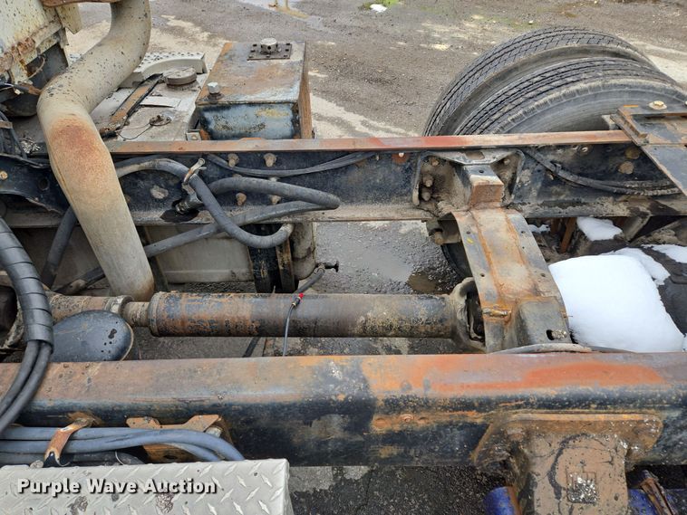 image for item EQ3697 1993 Ford Aeromax  L9000 semi truck