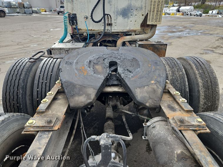 image for item EQ3697 1993 Ford Aeromax  L9000 semi truck