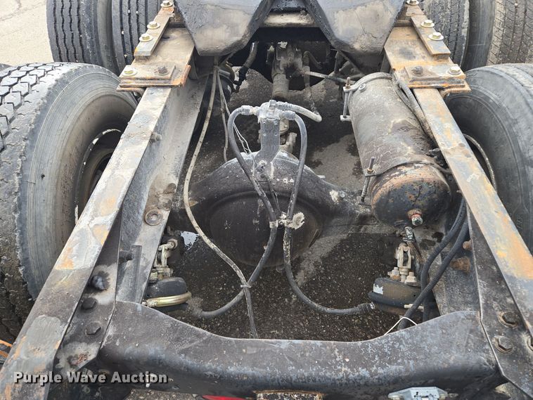 image for item EQ3697 1993 Ford Aeromax  L9000 semi truck