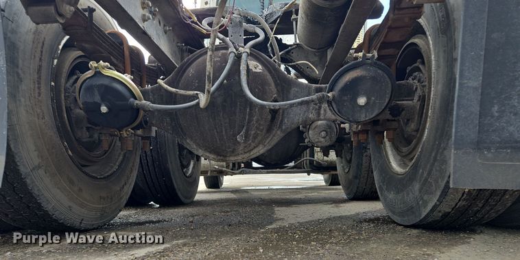 image for item EQ3697 1993 Ford Aeromax  L9000 semi truck