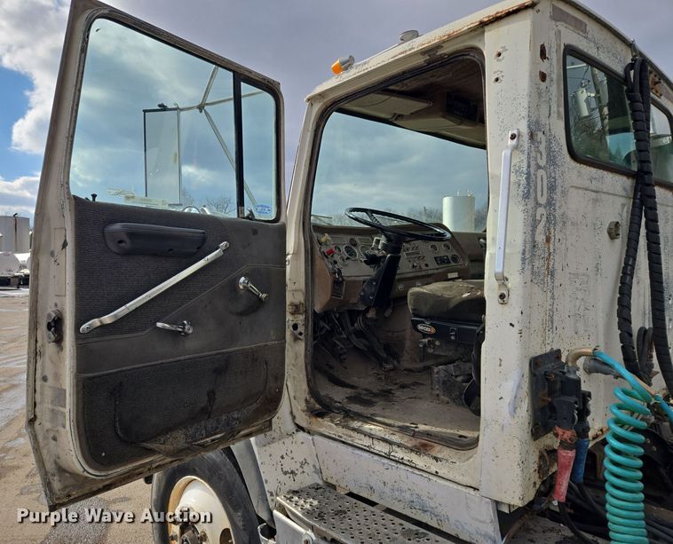 image for item EQ3697 1993 Ford Aeromax  L9000 semi truck