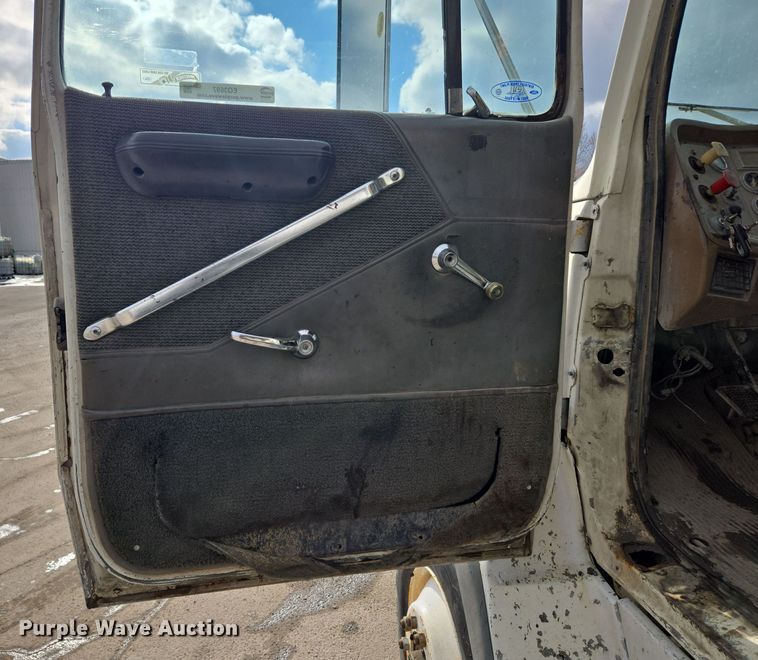 image for item EQ3697 1993 Ford Aeromax  L9000 semi truck