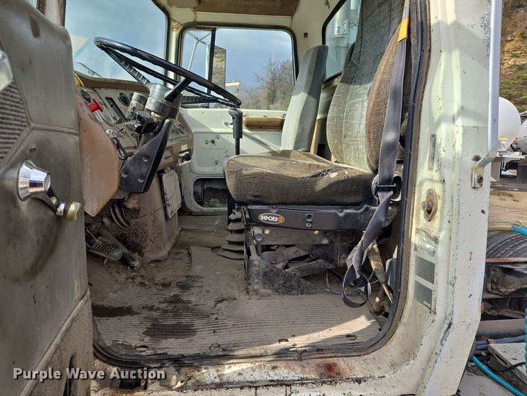 image for item EQ3697 1993 Ford Aeromax  L9000 semi truck