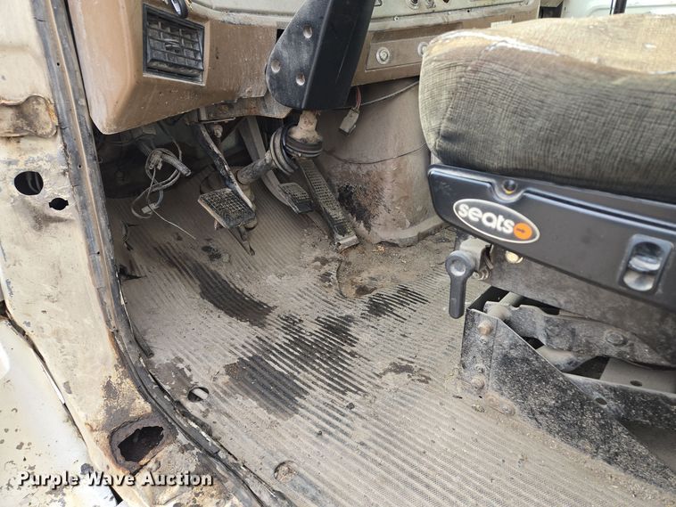 image for item EQ3697 1993 Ford Aeromax  L9000 semi truck